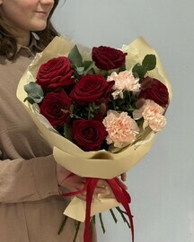 Buket iz krasnoj rozi, diantusa, evkalipta 164