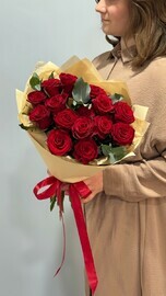 Букет из красных роз и эвкалипта 212