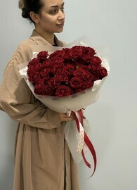 Букет из ярких красных кустовых роз ред даймешн 185