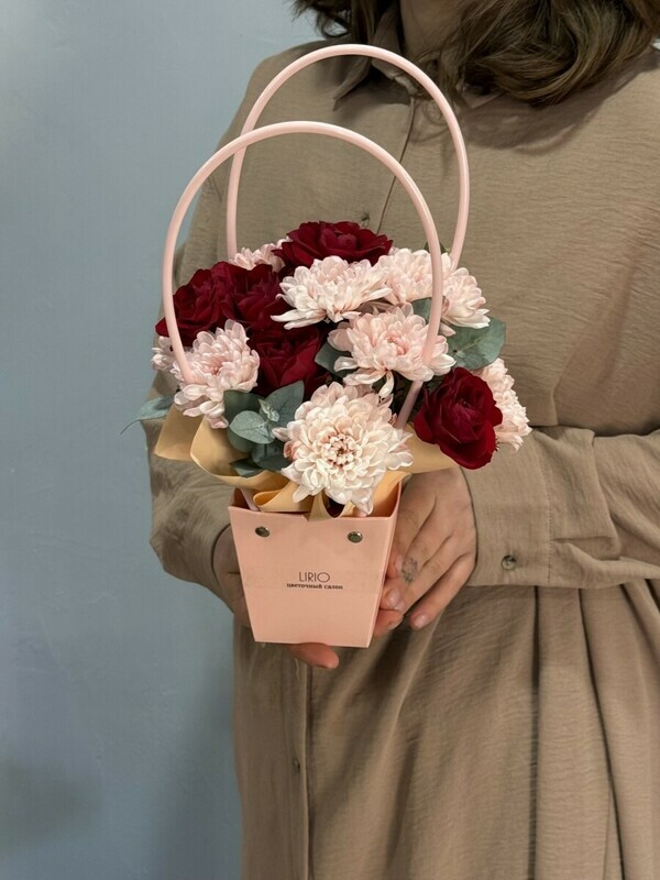 Цветочная композиция из хризантемы и красной розы в сумочке 011, уменьшенный