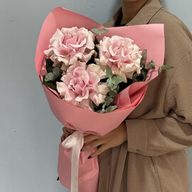 Delicate bouquet of French Pink Mondial 111 roses