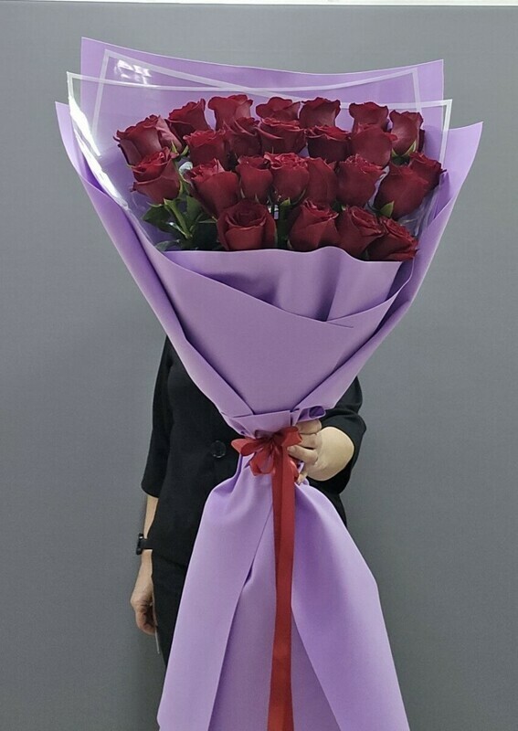 Buket iz 25 krasnih roz, 25 krasnih roz