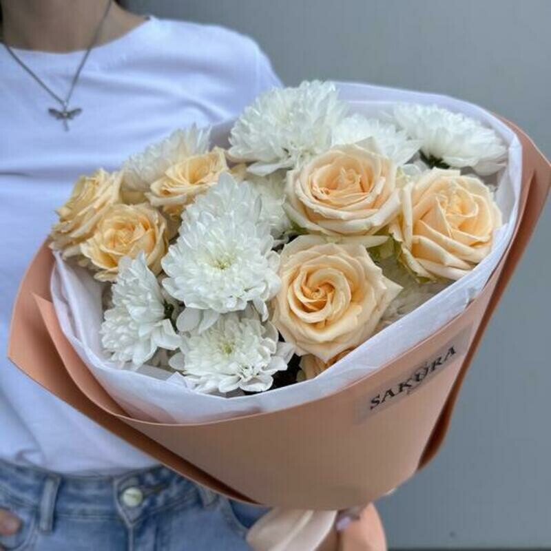 Букет из хризантемы и нежной кустовой розы, стандартный