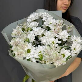 Букет из нежный альстромерий и хризантемы