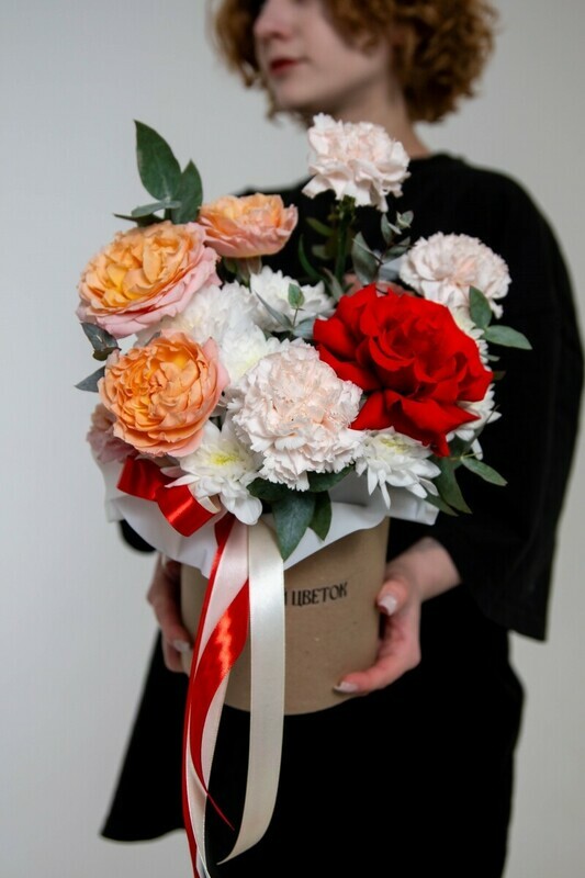 YArkaya kompozitciya s frantcuzskoj rozoj, dzhul_ettoj, diantusami i hrizantemoj, premium