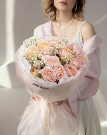 Нежный букет кустовая роза Джульетта и матрикария