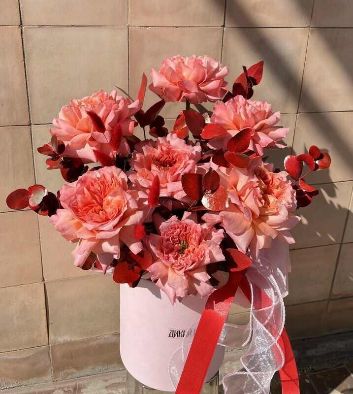 Яркая композиция с пиновидными розами и эвкалиптом , стандартный