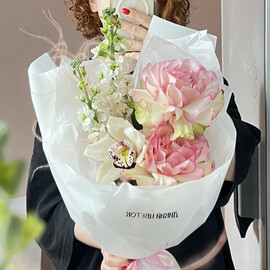 Nezhnij buket orhideya, frantcuzskie rozi, mattiola