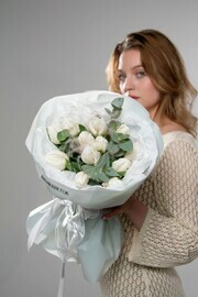 Нежный букет 11 белых тюльпанов с эвкалиптом