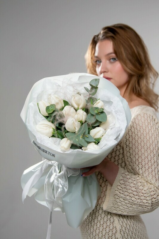 Нежный букет 11 белых тюльпанов с эвкалиптом, стандартный