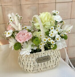 Korzina s rozami, dubochkami, matrikariej i diantusami