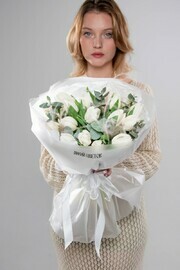 Нежный букет 17 белых тюльпанов с эвкалиптом