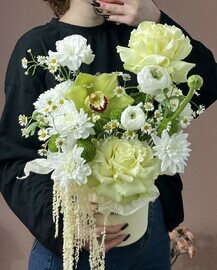 Шляпная коробка ранункулюсы, французские розы, дубочки, диантусы, хризантема и матрикария