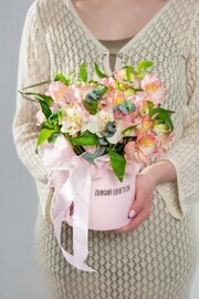 SHlyapnaya korobka s al_stromeriej i evkaliptom