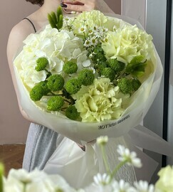 Весенний букет гортензия, французские розы, дубочки и матрикари