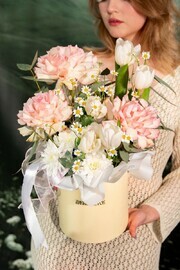 Весенняя композиция тюльпаны, французские розы, матрикария, кустовые хризантемы и эвкалипт