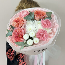 Авторский букет пионовидные розы, хризантема, диантусы и эвкалипт