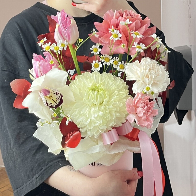 YArkaya kompozitciya s matrikariej, orhideya, roza, hrizantema, tyul_pani, standart