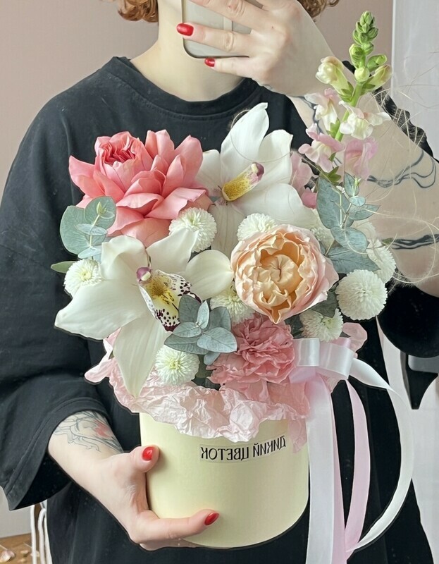 Нежная композиция с орхидеями, розами, дубочками, львиным зевом и эвкалиптом, стандартный