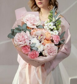 Avtorskij buket frantcuzskie rozi,orhideya, hrizantema, dzhul_etta, diantusi, mattiola i evkalipt