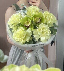 Французские розы сорта Лимонад с орхидеями