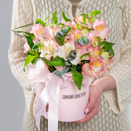 Шляпная коробка с альстромерией и эвкалиптом