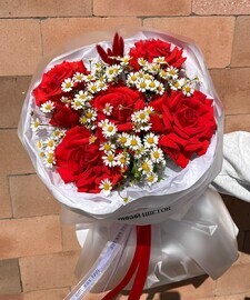 Яркий букет с французскими розами и матрикарией