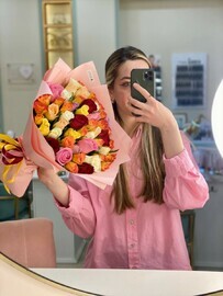 Микс роз (40 см) 51 шт в оформлении