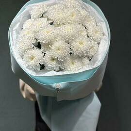 Букет хризантем в голубой упаковке