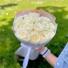 15 белых роз