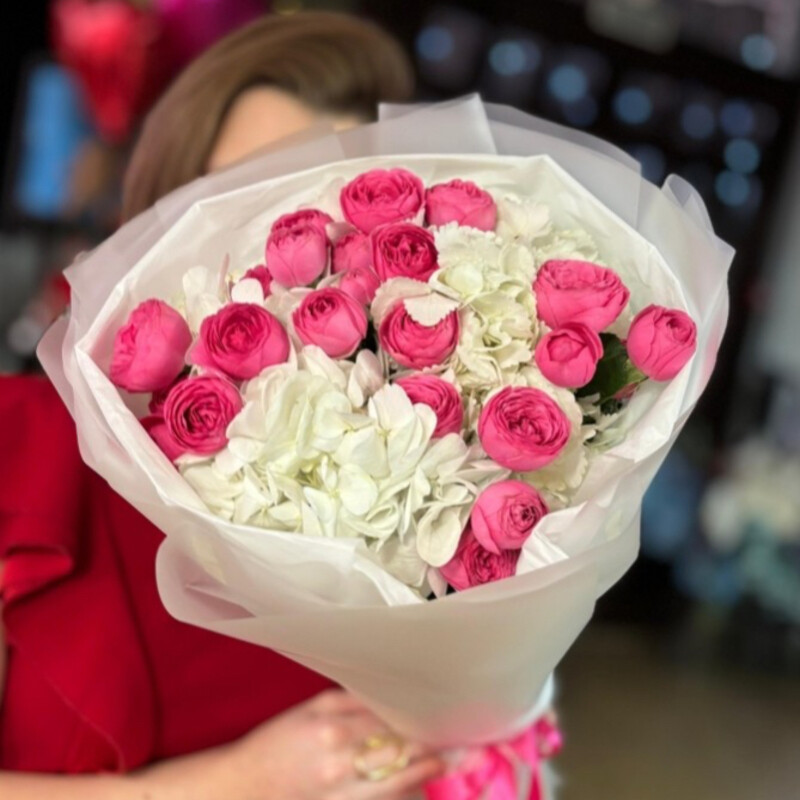 Авторский букет «Малинка» с кустовыми розами и гортензиями, стандартный