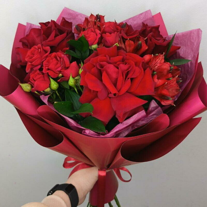 Buket s bordovoj rozoj, standart