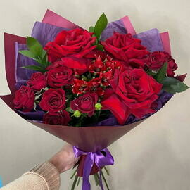 Яркий букет с розой