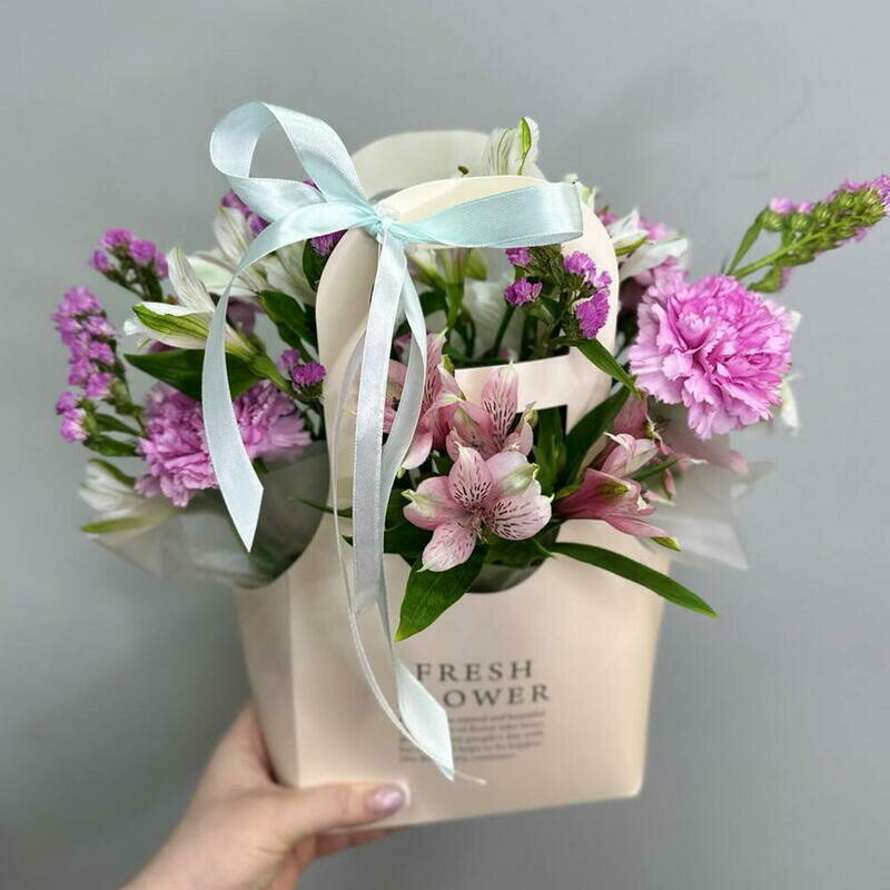 Композиция в коробке из срезанных цветов, стандартный