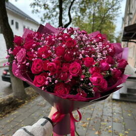 Букет из кустовых роз и гипсофилы