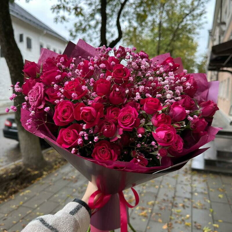 Букет из кустовых роз и гипсофилы, стандартный