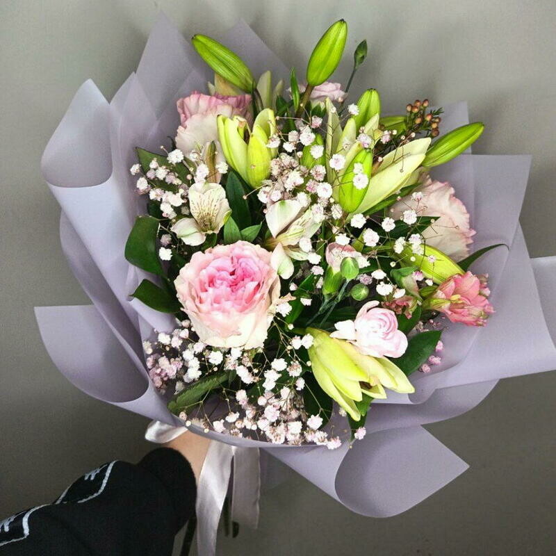 Buket s liliej i rozoj, standart