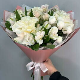 Buket s rozoj i al_stromeriej