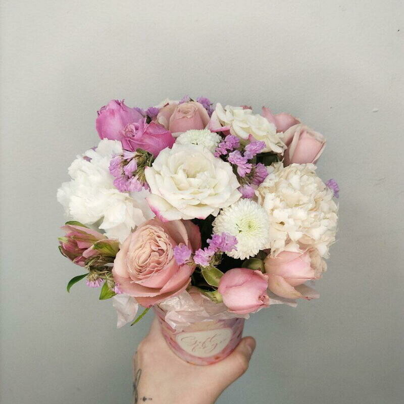 Цветы в коробке со статицей, уменьшенный