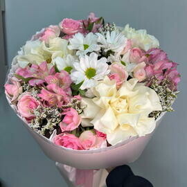 Букет из роз и альстромерии