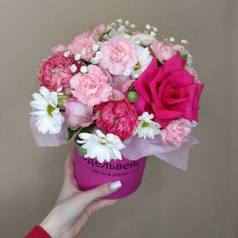 Композиция в коробке из живых цветов, уменьшенный