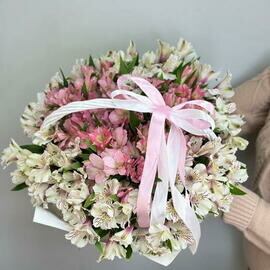 Корзина с цветами альстромеря