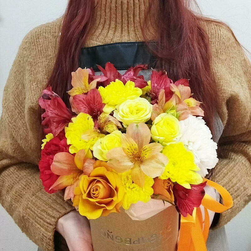 Яркие цветы в коробке, уменьшенный