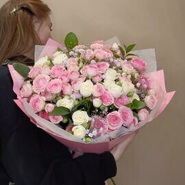 Nezhnij buket s kustovoj rozoj