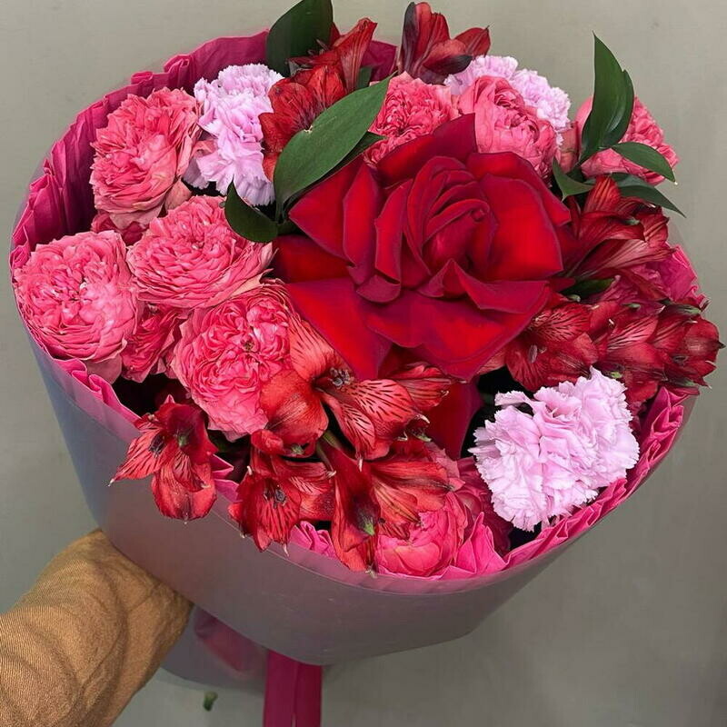 Kruglij buket s pionovidnoj kustovoj rozoj, standart