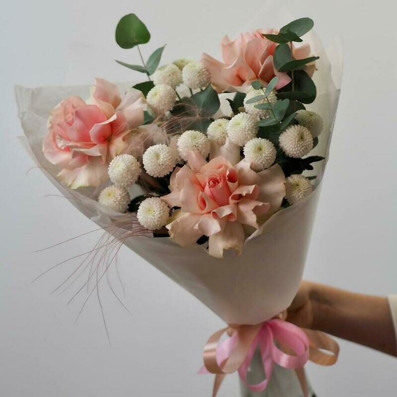 Букет love из розовой французской розы, хризантемы и эвкалипта, стандартный