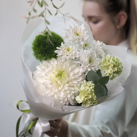 Воздушный букет в бело-зелёной гамме из хризантем, гвоздик и эвкалипта