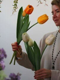 Dekorativnij buket oranzhevih tyul_panov