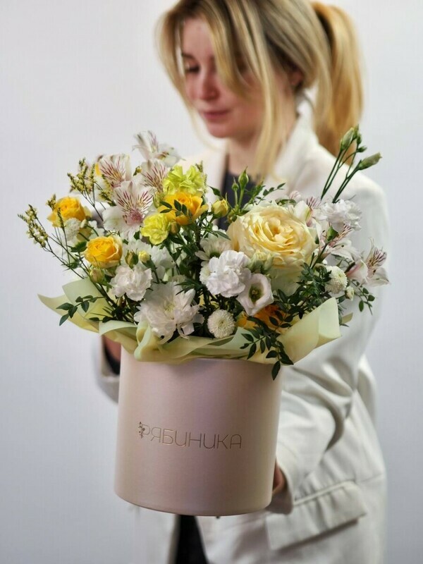 Kompozitciya s al_stromeriej, kustovoj gvozdikoj i hrizantemoj, standart