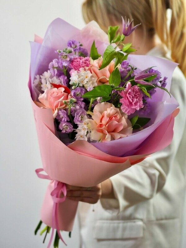 Aromatnij buket s klematisom, frantcuzskoj rozoj i nartcissom, standart